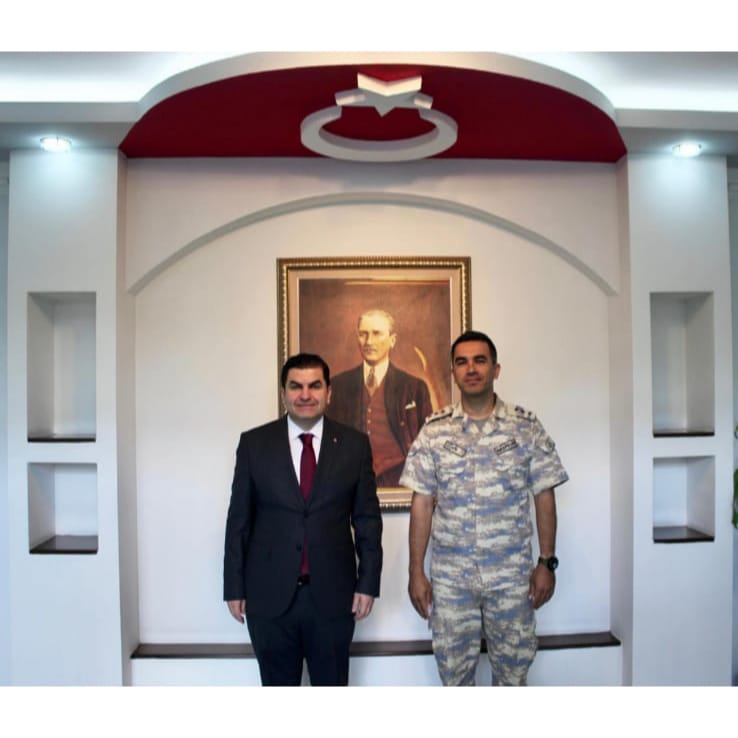 Tayini çıkan Hava Radar Komutanı Yüzbaşı Tarık ATEŞ Kaymakamımız Sayın Ahmet KARATEPE’yi Makamında ziyaret ettiler. 