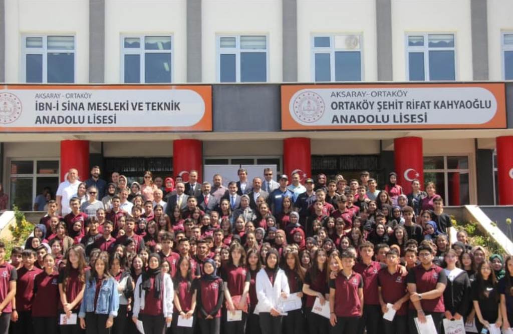 Sayın Kaymakamımız Ahmet KARATEPE Şehit Rifat KAHYAOĞLU Anadolu Lisesi tarafından  düzenlenen karne törenine katıldılar.	