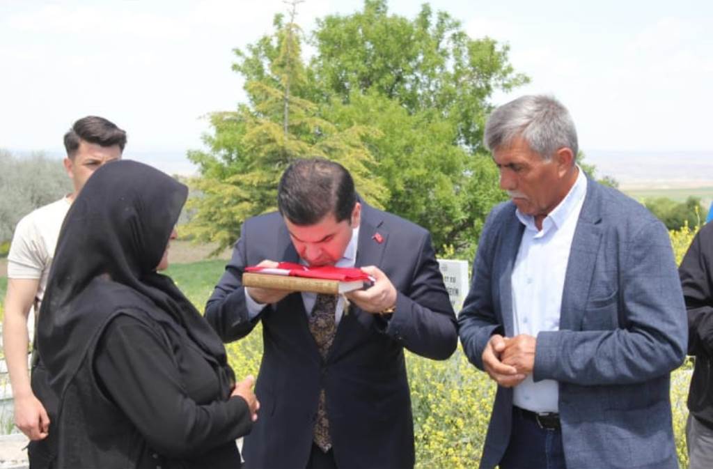 Kaymakamımız Sayın Ahmet KARATEPE, Suriye İdlib İştebrak Üs Bölgesinde Şehit olan P.Uzm.Çvş. Mehmet SEVİM’in Şehadet yıldönümü anıldı.