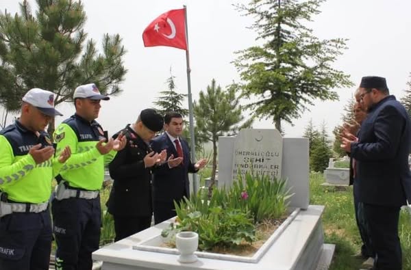 Kaymakamımız Sayın Ahmet KARTEPE Şehidimiz Mesut ÇİFTÇİ'nin Hacıibrahimuşağı Köyündeki Kabrini ziyaret ettiler