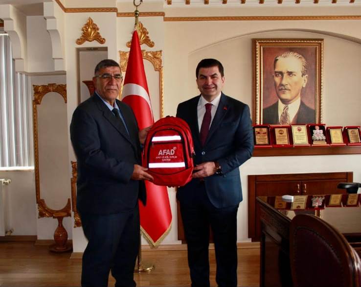 İl Afet ve Acil Durum Şube Müdürü Sayın Teyfik DENİZ ve personeli, Kaymakamımız Sayın Ahmet KARETEPE’yi Makamında ziyaret ettiler. 